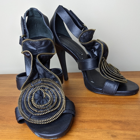 *Excellent Condition* BCBG Zipper Rose Heels - Picture 4 of 8